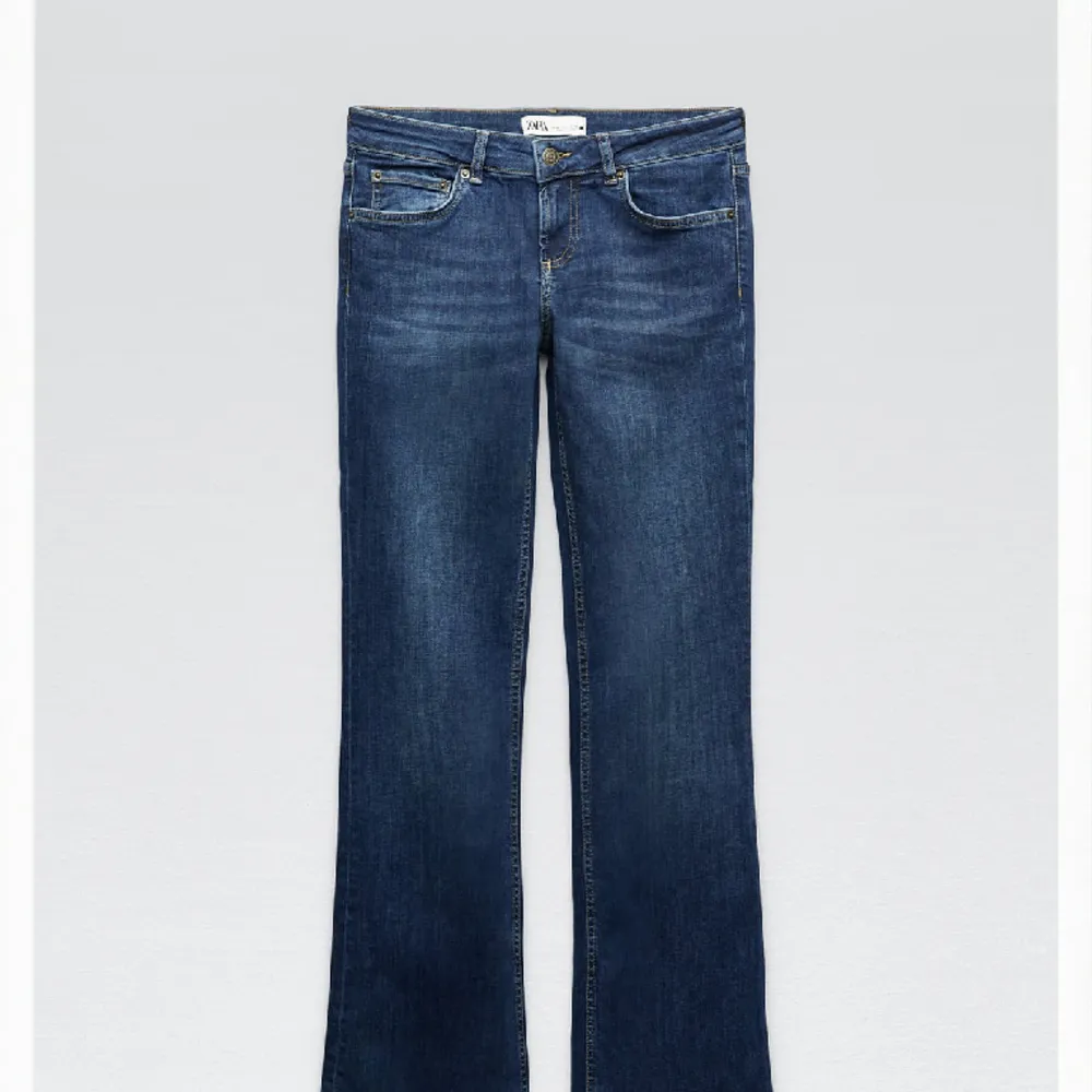 Slutsålda low waist Bootcut jeans från zara, säljer då dem är för korta för mig💞 använda få gånger och är i fint skick. Jeans & Byxor.