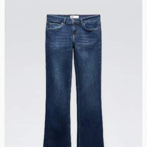 Slutsålda low waist Bootcut jeans från zara, säljer då dem är för korta för mig💞 använda få gånger och är i fint skick