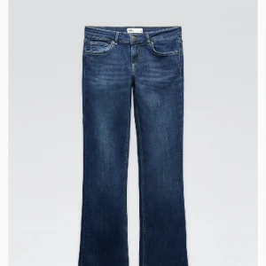 Low Waits bootcut jeans  - Slutsålda low waist Bootcut jeans från zara, säljer då dem är för korta för mig💞 använda få gånger och är i fint skick