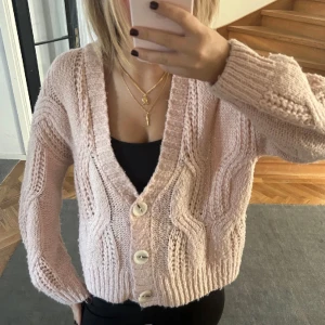 Jätte söt kofta  - Säljer denna jätte söta koftan jag köpte på plick för bara någon vecka sen men den passa inte riktigt mig. Köptes för 400kr och första bilden är lånad ifrån förra ägaren. Kom privat för egna❤️