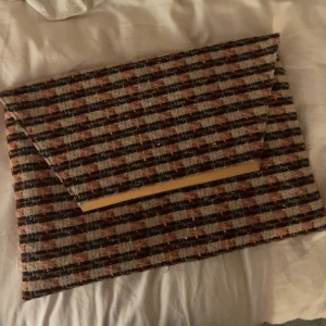 Kuvertväska - Super fin kuvertväska köpt på Åhléns!!❤️‍🔥använd ett fåtal gånger. Skriv för fler bilder