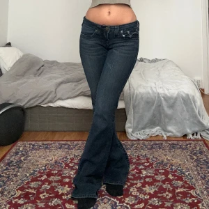Lågmidjade bootcut truereligion jeans💙 - FÖRST TILL KVARN ANVÄND KÖP NU!💓Är 156! Så fint skick o sitter även väldigt bra! Storlek 26 i true religion. Jätte fin bootcut också. Innerbenslängd 81cm och midjemått 35cm💙