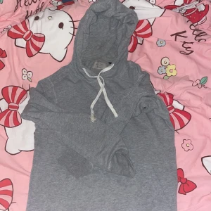 grå jack and jones hoodie  - fett skön dock inte min stil längre :) inga stora defekter mer än att snörena är aningen uttvättade