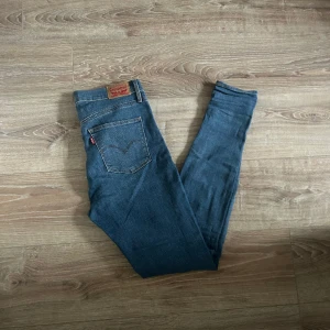 Levis jeans  - Ett par jeans i absolut topp skick och som dessutom har en extremt snygg tvätt. Nypriset på dessa jeans ligger på runt 1000kr. Längden på byxorna är 103cm och midjan 38cm jämför gärna med ett par egna och sen är det fritt fram att använda ”köp nu”.