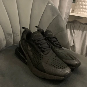 Nike skor  - Riktigt feta Nike 270 skor använd Max 2gngr m in lille brorsa för dom passa inte han 
