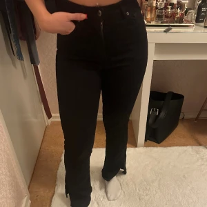 Svarta jeans med slits  - Svarta jeans med slits från ginatricot. Knappt använda. Dom är petit i storlek S. 