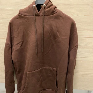 Brun hoodie - Brun hoodie från Nelly. Oversized. Fint skick!