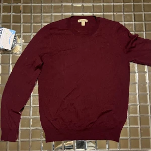Burberry tröja - Burberry vinröd tröja med mönstret på armbågarna. Storlek S, nypris 4k+. 100% Merino ull, super mjuk.  