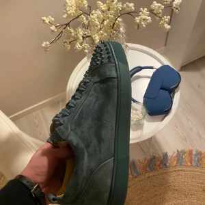 Christian Louboutins  - Säljer Dessa Loubs. Storlek: 45, Cond 9/10 No og. Har över 90 referenser från tidigare affärer , Sriv meddelande vid frågor!