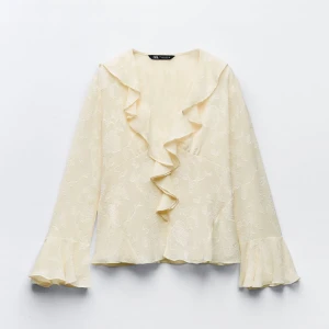 zara blus - säljer min eftertraktade zara blus storlek s. har en liten defekt under volangen men inget man ser. säljer för 300❤️