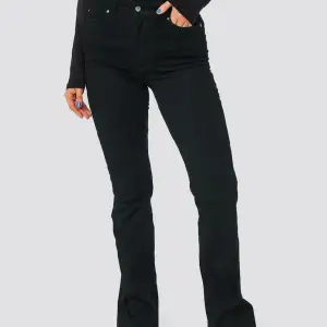 hej! säljer två par jeans i blå och svart. de är ifrån cubus i modellen ”curve bootcut”. köpta för 700st, säljer båda för 900 eller 1 par för 500. dm för fler bilder💞
