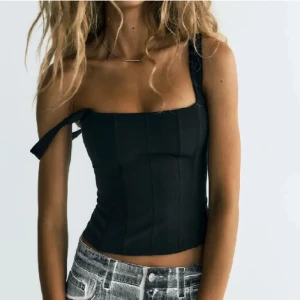 Topp zara - Säljer denna topp från zara då den inte används, köpt på Plick💕