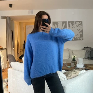 Blå stickad tröja - Jättefin blå stickad tröja som jag nu säljer för att den tyvärr inte kommit till så mycket användning. Använd ca 2 gånger tror jag så den är fortfarande i nyskick.