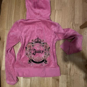 Rosa juicy couture zipup - Så snygg rosa juicy kofta som sitter bra! 