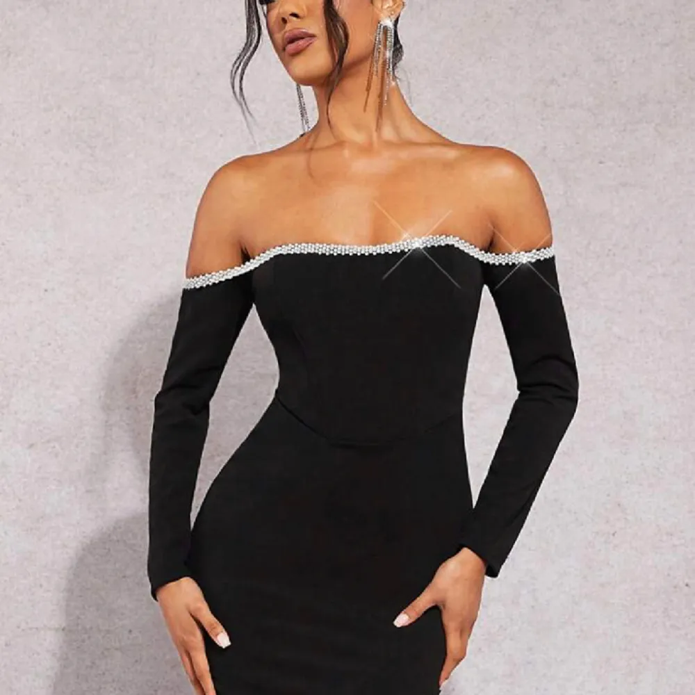 Superfin svart off shoulder klänning med paljettdetaljer upptill! Endast använd en gång, paljetterna har släppt lite i bak men inget märkbart💕💕💕👌🏼. Klänningar.