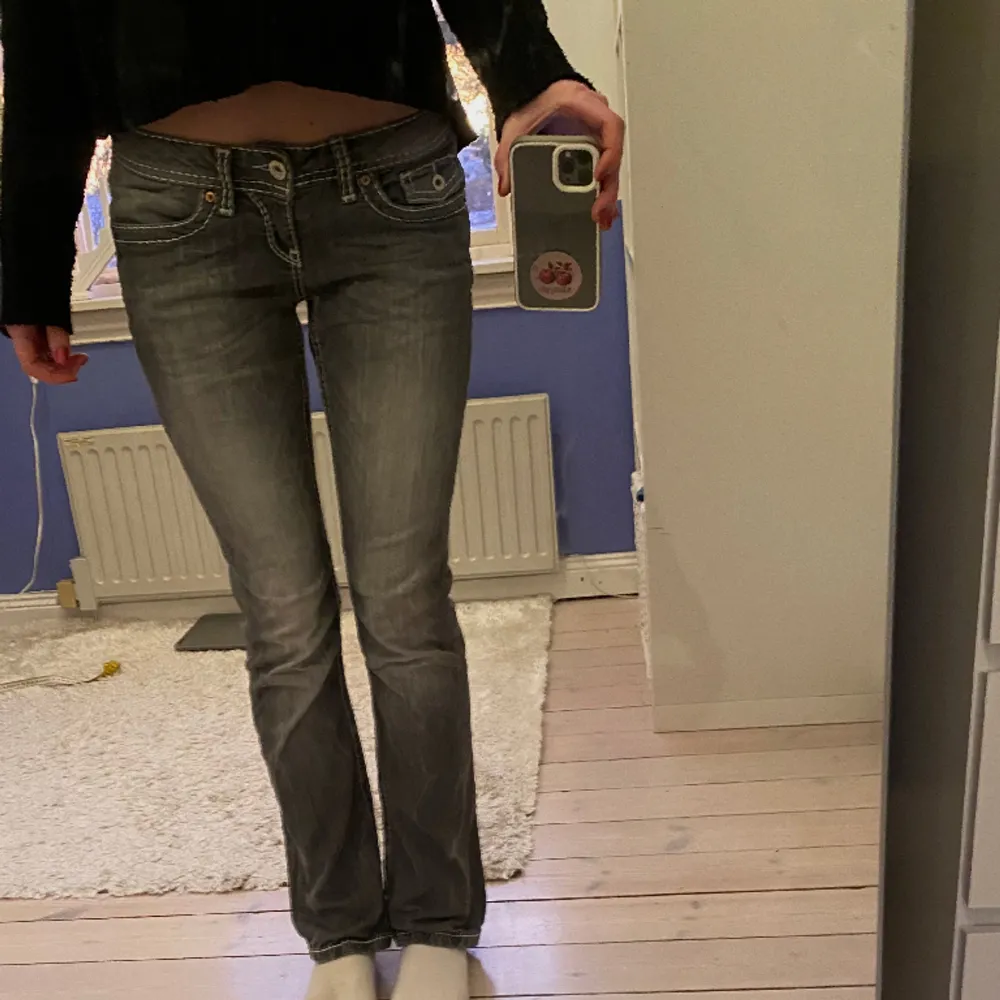 Grå lågmidjade jeans med vit söm som ger de en unik design. Köpta second hand 💞Först till kvarn gäller! . Jeans & Byxor.