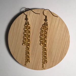 Örhängen  - Handgjorda guldörhängen av 3 kedjor (stora och små) krokar är guldpläterade. Man väljer själv storlek, alltså längd: S M L, samt kedje storlek: två stora en liten 🔄.Kontakta gärna vid frågor☺️🌺🪷skriv innan köp☺️💍Har också fler smycken på min profil🌺💍☺️🌸