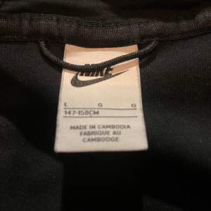 Nike tech fleece i storlek 147-158. Funkar perfekt och är riktigt snygg. Bra skick också. Köpt för ca 700