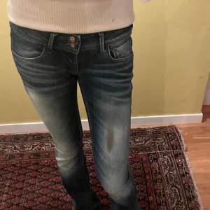 Ett par jättesnygga väldigt lågmidjade bootcut jeans från Only💞💞 Säljer för att jag inte använder dom så mycket, delvis att jag inte passar i dom. Men älskar dom och tvätten!