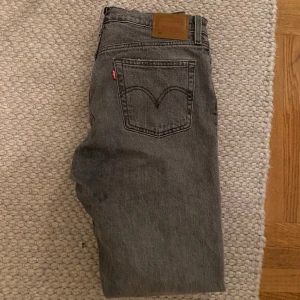 501 Levis Jeans Herr - Knappt använda 501:or i väldigt fint skick. Som nya. Storlek 29/30. Säljer de för att de är för små.