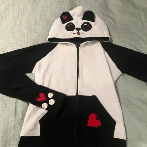 Pandahoodie - Söt animalhoodie i fleecetyg. Är lite nopprig men annars i bra skick. Stor i storleken
