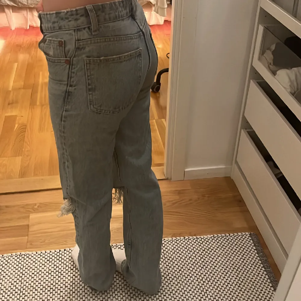 Jeans från Zara storlek 32, säljs ej längre. Säljer pga för små (kan ej knäppa byxorna). Otroligt bra skick, knappt använda.  Har fler bilder och visa!💕. Jeans & Byxor.