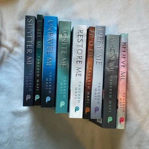 Shatter me series - Säljer HELLLLAAAA shatter me serien för 750kr😫😫💕💕 jätta jättebra serie och verkligen värd the hype!! Mötas upp i Stockholm annars frakt! org pris för hela serien är 1297kr så mitt pris är jättebra!!!