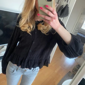 Zara blus - Jättefin zara blus i storlek xl men passar också s. Använd 3 gånger och är i jättebra skick. 350kr + frakt
