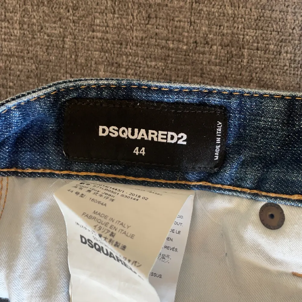 Dsquared Jeans i fint skick Nypris cirka 4000kr (äkta) Storlek : 44 (Dsquared har egna storlekar men det är en ganska liten storlek) Säljer billigt då efterfrågan på dem är ganska låg. Jeans & Byxor.