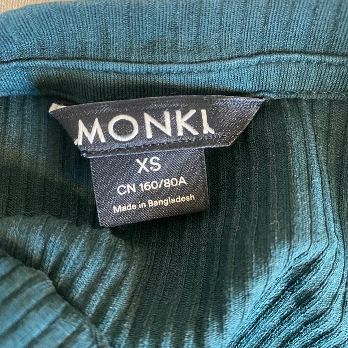 Tajt mörkgrön tröja - 90