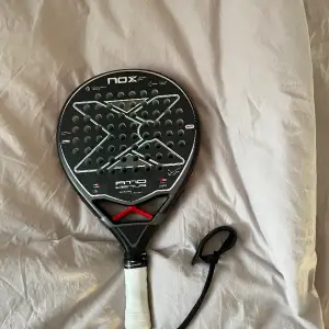 Mycket fint racket, nyskick. Säljer då jag inte använder det. Passar de flesta spelare! 