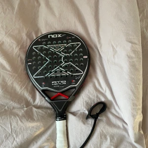 Padelrack- Nox AT10 Genius 18K - Mycket fint racket, nyskick. Säljer då jag inte använder det. Passar de flesta spelare! 