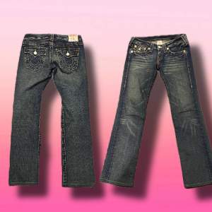 Ett par jättefina True Religion Jeans i Flared modell. Byxorna är i en mörkblå färg och i storlek 28! Skriv om ni har frågor ☺️