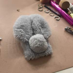 grått kanin mibilskql med glitter rund kameran