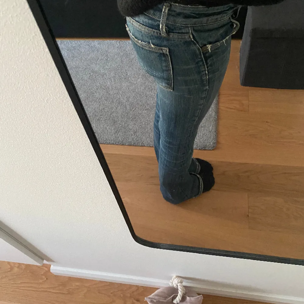 Supersnygga blåa lågmidjade jeans från Levis!!💕dem har en liten defekt vid vänstra bakfickan, kan skicka bild vid visat intresse 💕. Jeans & Byxor.