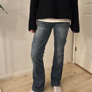 Lågmidjade jeans - Supersnygga blå lågmidjade jeans!🩵 Storlek 36/S, små i storlek. Midjemåttet är 36 cm och innerbenslängden är 77 cm. Säljer för att dem inte passade mig, superfint skick!🩵🩵