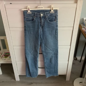 High Waist jeans, divided - Jeans i mycket gott skick, storlek 34. Hög midja och raka ben. 