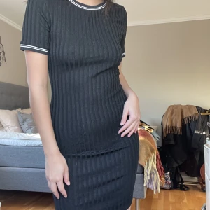 Klänning - Klänning från hm! Bra skick! Använd endast några få gånger! Jag brukar ha storlek 34/36 men klänningen har storlek 38! Så passar även de som har mindre storlek!