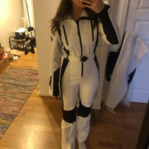 J.Lindeberg vit skidoverall 36 - Säljer denna fantasiska skapelse från J.Lindeberg HELT NY MED LAPP. Jag är 168 lång passar XS-S. Töjbart tyg och formar sig fint efter kroppen. NYPRIS: 10 000 