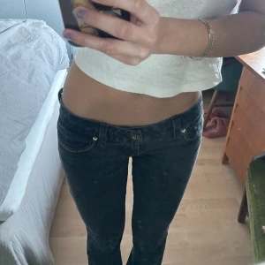 Guess jeans - Ett par skitfina svart/gråa jeans från märket Guess💓 lågmidjade och med superfina detaljer. De passar bra i längden på mig som är 168 cm😚 om ni vill veta mått osv är det bara att skriva! 