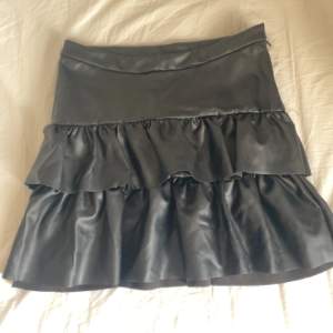 söt svart fake läder kjol strlk S🎀för liten på mig så kan tyvärr inte skicka bild på❤️‍🩹