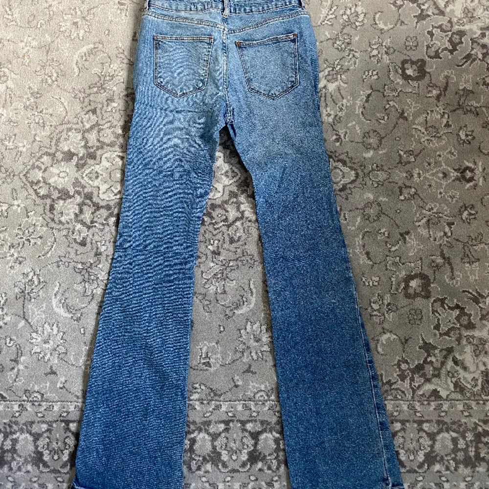 Jätte fina Lågmidjade jeans i nyskick (långa i benen) ❤️‍🔥❤️‍🔥❤️‍🔥. Jeans & Byxor.