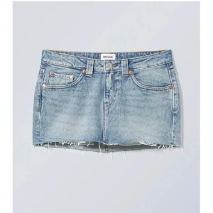 Weekday jeanskjol - Säljer denna jeanskjol från weekday, använd fåtal gånger, cirka 2 💗  Köptes i sommras! Köpt för 400 kr💗  Köp nu funkar, skriv ifall du vill köpa så sätter jag på den funktionen 💕