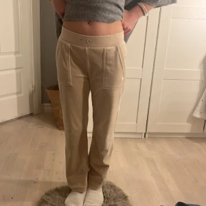 Juicy couture byxor - Jag säljer ett par beigea sammetsbyxor i storlek XS men uppsydda och från skrev till benslut så är längden 65 cm. Dom är lite korta på mig som är 157 cm lång.💞på högra fickan har några trådar gått upp som ni ser på en av bilderna💞.skriv om ni har frågor❤️❤️