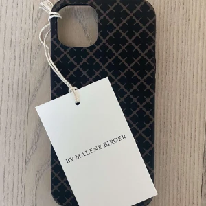 by malene birger mobilskal - Supersnyggt sprillans nytt mobilfodral till iphone 12. Ursprungspris är 300 kr. Aldrig använt då det är fel modell.