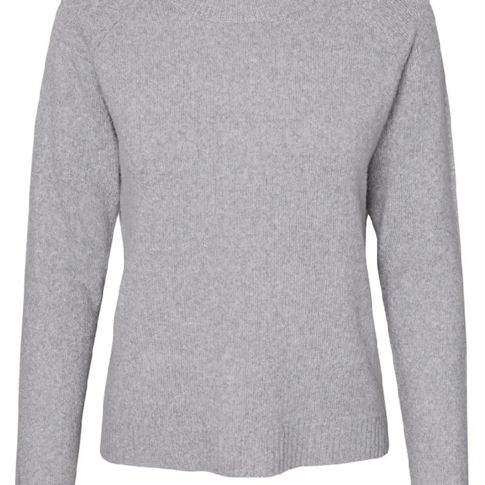 Jättefin stickad grå tröja från vero moda💞 storlek xs. Den har några noppror men inga andra difekter. Säljer för 110 men priset går att diskuteras💞💞. Stickat.