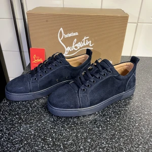 Christian Louboutin Low’s - Säljer nu dessa skit snygga Loubs i färgen mörkblå med suedé som material. Endast använda 1 gång så 9/10 i skick! De är storlek 40 men sitter som 41-42! Är lite osäker på autenciteten därav priset. Dustbag,box och annat ingår! Fler bilder i DM!🙏🏼🤞🏻