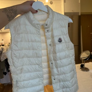 Väst liane offwhite moncler  - Sparsamt använd. Nydligen kemtvättad. Nypris 8935. Storlek S