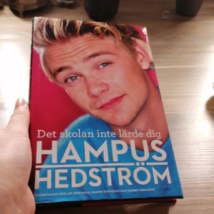 Det skolan inte lärde dig  - Hampus Hedströms egna bok, en komisk självbiografi i bra skick. Skriv om frågor och intresse 