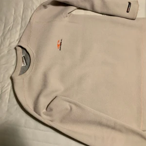Oneil surf tröja - En riktigt fett vintage sweatshirt i beige färg och oranga sömmar. Sick 9/10! Riktigt bra kvalitet och material är fleece på utsidan men vanligt tyg på insidan! Väldigt varm och perfekt för sen sommarkvällar!